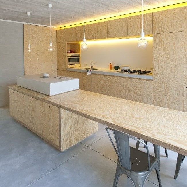 Køkken med plywoodfronter og en lang køkkenø