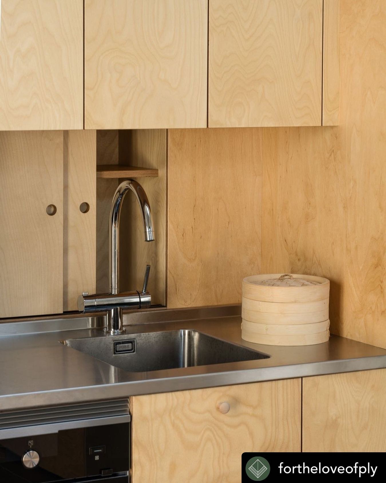 Vask med olierede plywoodlåger