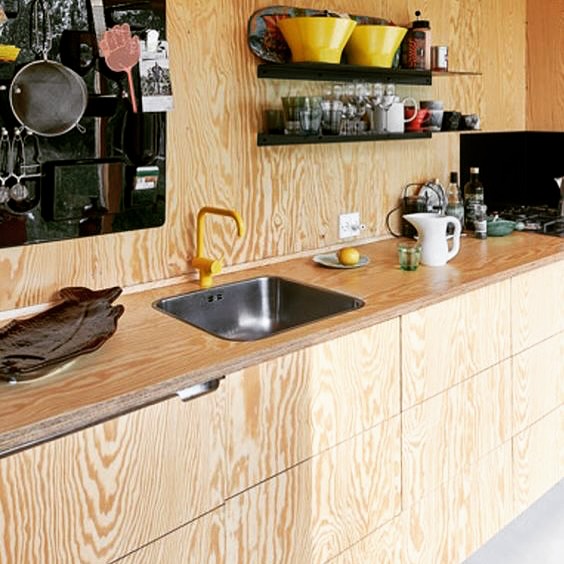 Vask med plywoodlåger og åbne hylder